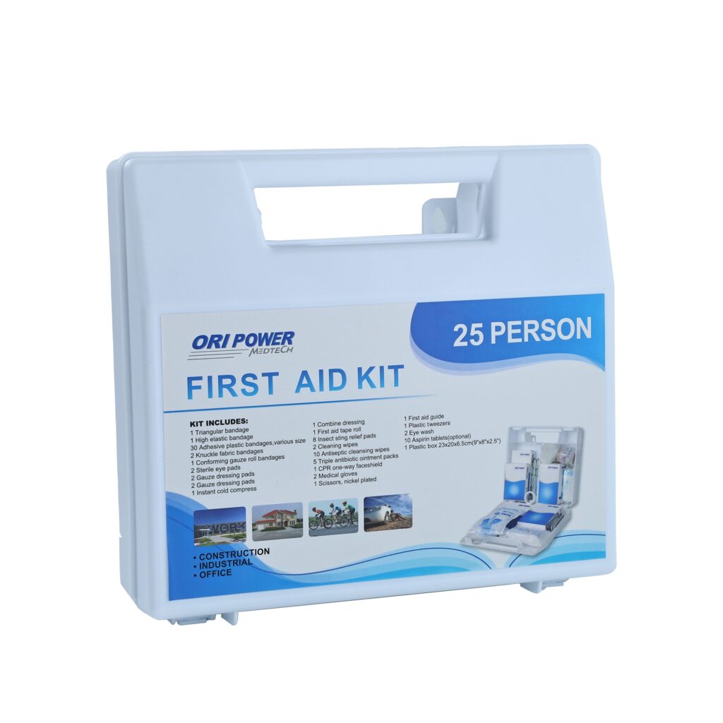 Un kit di pronto soccorso composto da una custodia in plastica e da un contenitore in plastica bianca, organizzato per un facile accesso alle forniture mediche.